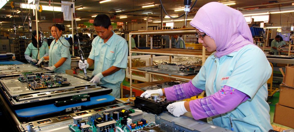 Trabalhadores em indústria eletrônica de Bekasi, na Indonésia. Foto: OIT/A. Mirza