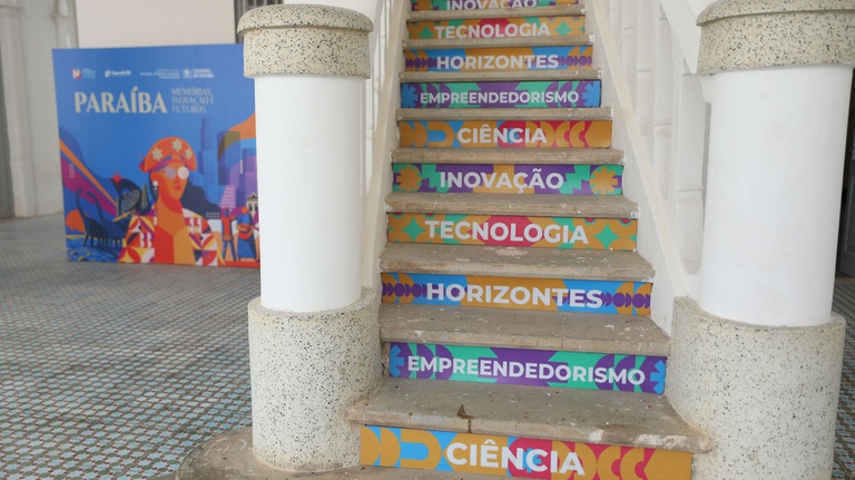 Ciquanta vai impulsionar pesquisas em áreas como saúde, defesa, clima e segurança digital  A Paraíba (PB) está dando mais um passo na consolidação de sua infraestrutura científica com a implementação do Centro Internacional de Computação e Tecnologias Quânticas da Paraíba (Ciquanta). Na sexta-feira (27), a ministra da Ciência, Tecnologia e Inovação, Luciana Santos, visitou as obras de readequação do espaço que irá abrigar o empreendimento, uma parceria do ministério com o governo do estado.  Com investimento estimado em cerca de R$ 150 milhões, o centro terá dois computadores quânticos, com capacidades de 20 e 100 qubits, além de ambientes altamente controlados, como sistemas criogênicos, salas blindadas e estruturas de estabilização.  A tecnologia quântica chega com uma forma distinta de processar informações. Diferentemente dos computadores tradicionais, que operam com bits, os sistemas quânticos utilizam qubits, capazes de representar múltiplos estados ao mesmo tempo. Na prática, essa tecnologia pode ser aplicada no desenvolvimento de medicamentos, na previsão climática, na segurança de dados, na logística, na indústria e na inteligência artificial, por exemplo. “São poucos países no mundo que têm essa tecnologia. Aqui vamos ter muita capacidade e rapidez para processar dados e dar soluções para a indústria, a saúde, a defesa e outras áreas”, afirmou a ministra Luciana Santos, após visitar as obras do centro, que vai funcionar onde era a Estação das Artes, na capital João Pessoa.  A ministra destacou que a iniciativa também tem papel estratégico no enfrentamento das desigualdades regionais. “Levar tecnologia de ponta para todas as regiões do País é uma prioridade. A Paraíba já tem um ecossistema robusto e está dando um passo decisivo com essa infraestrutura de pesquisa”, declarou.  O secretário de Ciência, Tecnologia, Inovação e Ensino Superior da Paraíba, Claudio Furtado, ressaltou a importância da cooperação federativa para viabilizar o projeto. “Essa é uma política pública construída em parceria com o Governo Federal. E essa é uma pauta de futuro, que vai formar pessoas e transferir tecnologia nesse equipamento, que servirá não só à Paraíba, mas ao Brasil e à América Latina”, afirmou.  O Ciquanta se insere de forma estruturante na Iniciativa Brasileira para Tecnologias Quânticas (IBQuântica), política em construção no âmbito do MCTI voltada à coordenação nacional de esforços em computação, comunicação e sensoriamento quânticos, com foco no desenvolvimento de capacidades científicas, tecnológicas e industriais estratégicas.  Parque Tecnológico Horizontes da Inovação  Ainda em João Pessoa, a ministra visitou o Parque Tecnológico Horizontes da Inovação da Paraíba, onde conheceu iniciativas de apoio a startups e fortalecimento do ecossistema local. A atividade reforçou a integração entre infraestrutura científica, formação de pessoas e estímulo à inovação como eixos da política nacional de ciência e tecnologia.  Investimentos do MCTI fortalecem ciência na Paraíba  De 2023 a 2025, o MCTI destinou R$ 513,6 milhões para a Paraíba, quase três vezes o volume registrado de 2019 a 2022. Os recursos contemplam bolsas, projetos de pesquisa, infraestrutura científica e apoio à inovação empresarial.  As ações incluem iniciativas voltadas à educação científica, como o programa Mais Ciência na Escola, apoio a feiras e olimpíadas científicas e incentivo à participação de meninas nas ciências exatas.  Além disso, a Lei do Bem estimulou a inovação no setor produtivo local, com 37 empresas beneficiadas e R$ 144,7 milhões em investimentos privados em pesquisa e desenvolvimento.  MCTI