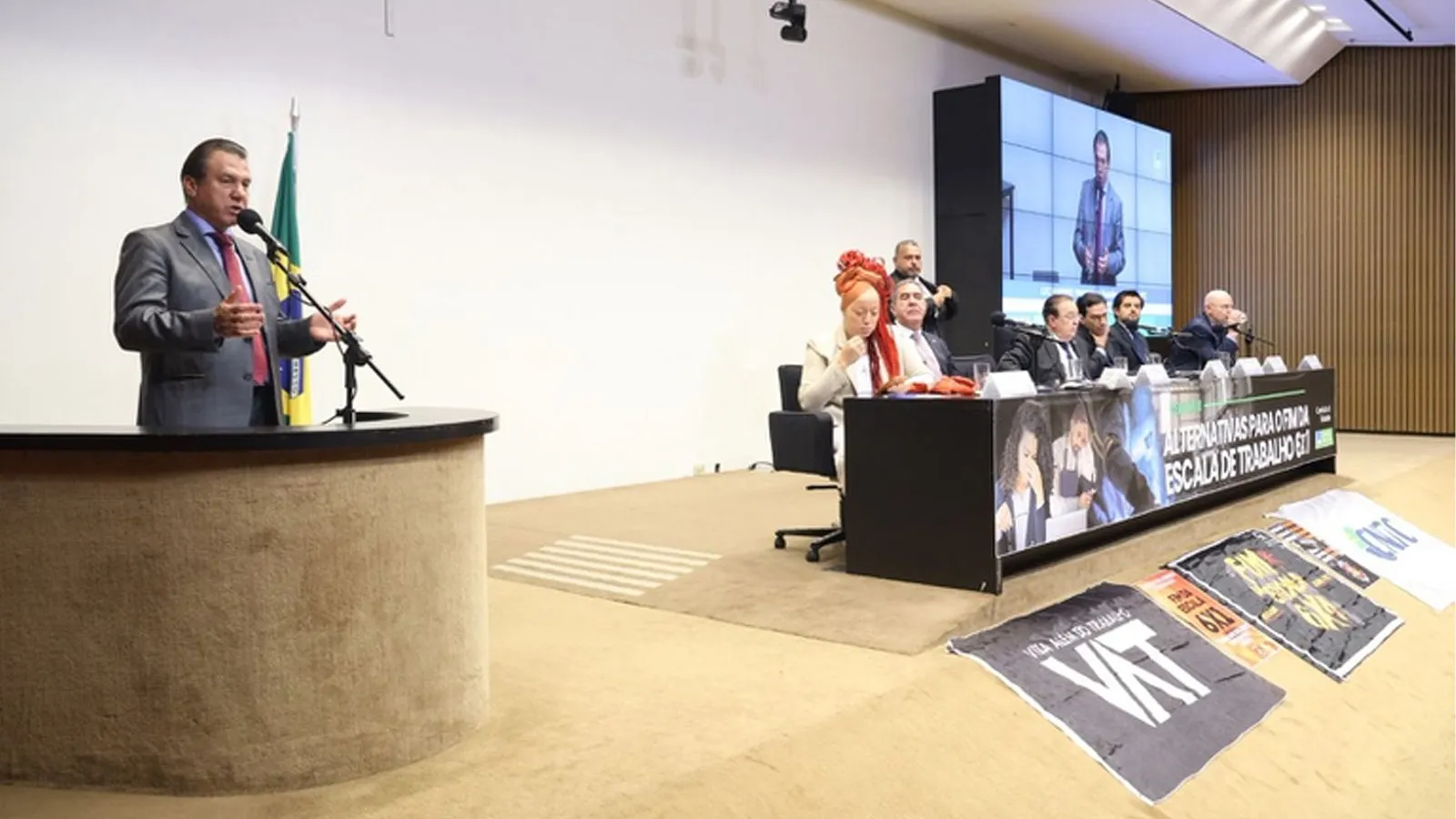 Ministro do Trabalho defende o fim da escala 6x1 na Camara dos Deputados