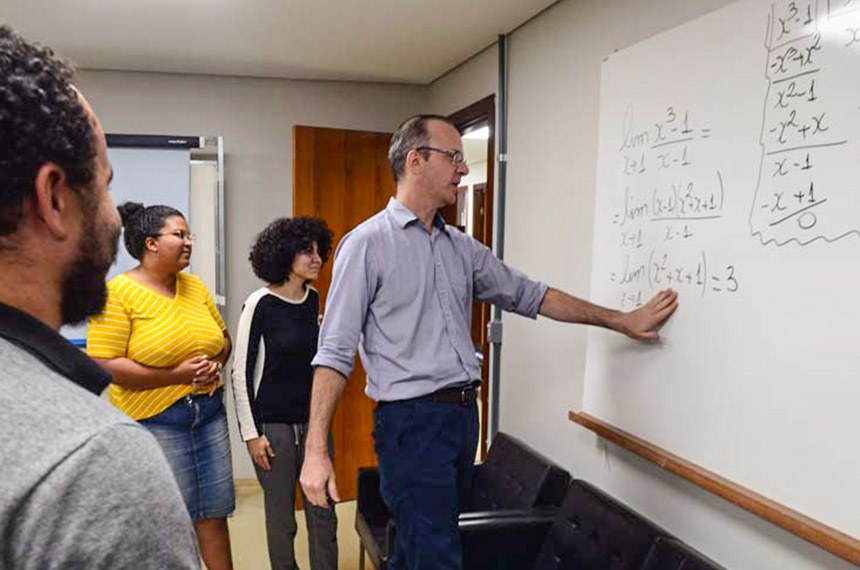 O professor Ricardo Ruviaro dá aula de matemática básica a estudantes da Universidade de Brasília (Ana Volpe/Agência Senado)  