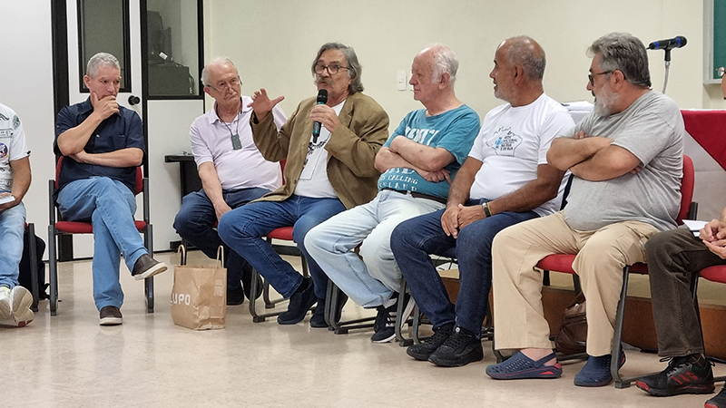 Serjão (ao microfone), um dos idealizadores do "Todo mundo tem que falar, cantar e comer!" em reunião sobre segurança no trabalho