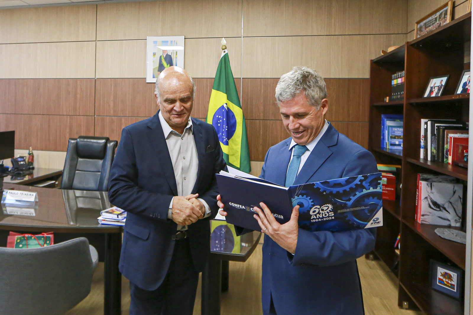 entregaLivroFNEPauloTeixeira