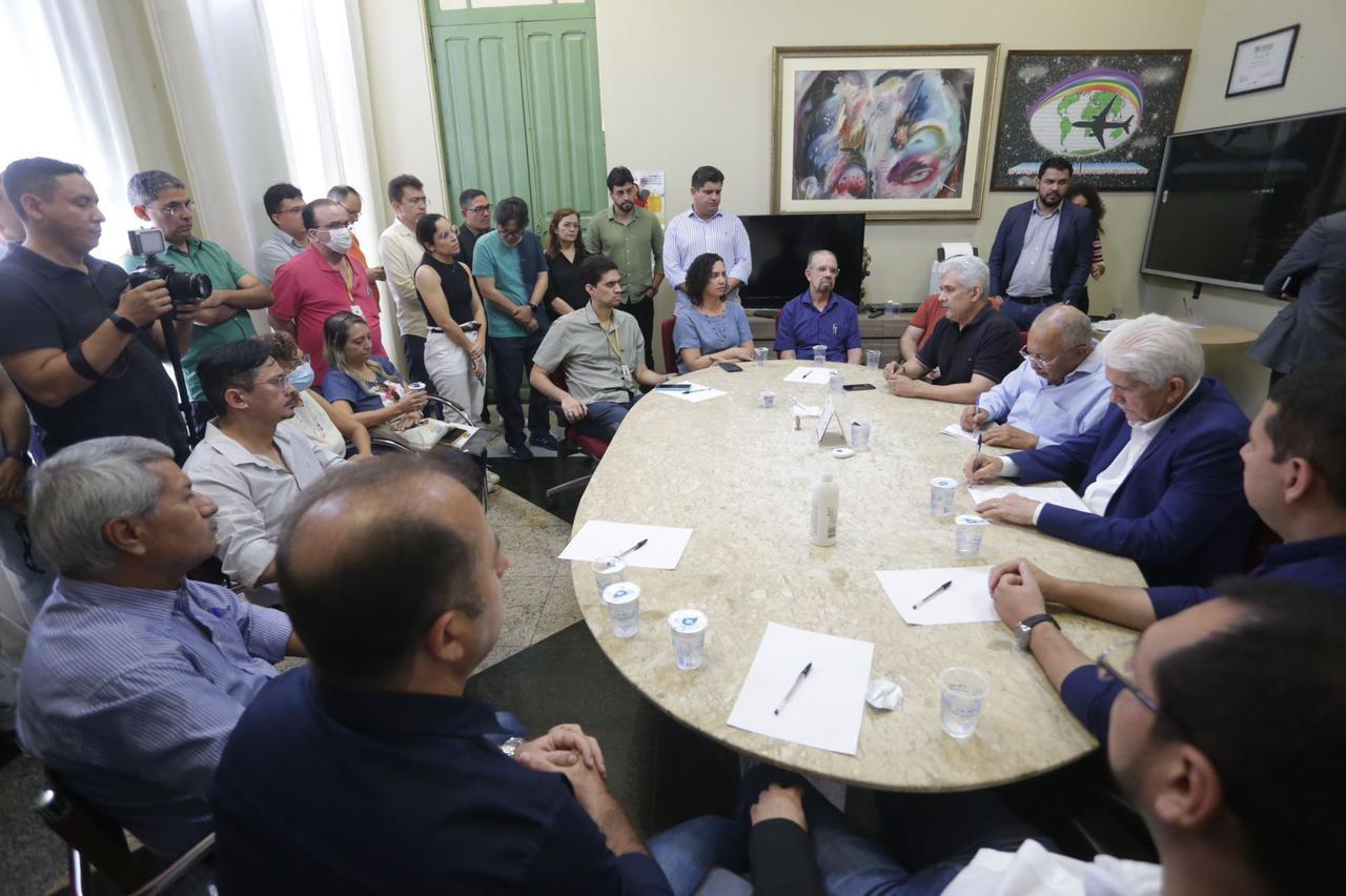 Reuniao dos engenheiros e arquitetos com Senge PI e prefeito para araassinatura do PCCS de Teresina