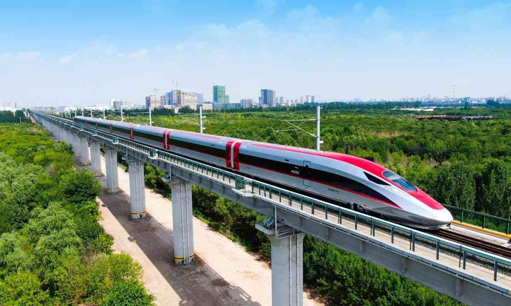 Trens-bala projetados para viajar a 350 km/h para a Ferrovia de Alta Velocidade Jacarta-Bandung saem da linha de montagem em Qingdao, na província de Shandong, no leste da China, em 5 de agosto de 2022. Foto:  China Railway.