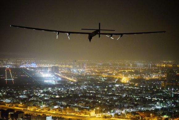 O Solar Impulse pousou na manhã de hoje em Abu Dhabi, nos Emirados Árabes. Foto: Jean Revillard/Agência Lusa