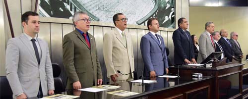 Mesa da solenidade de lançamento da Frente Parlamentar de Engenharia Alagoana. Foto: Assembleia Legislativa de Alagoas.