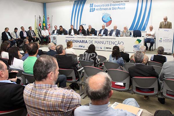 Carlos Monte, na tribuna (à dir.), fazendo o lançamento de trabalho técnico sobre engenharia de manutenção. Foto: Beatriz Arruda 