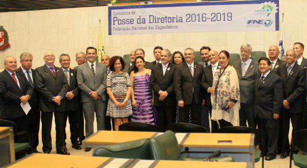Direitoria eleita encerra ato de posse em foto oficial