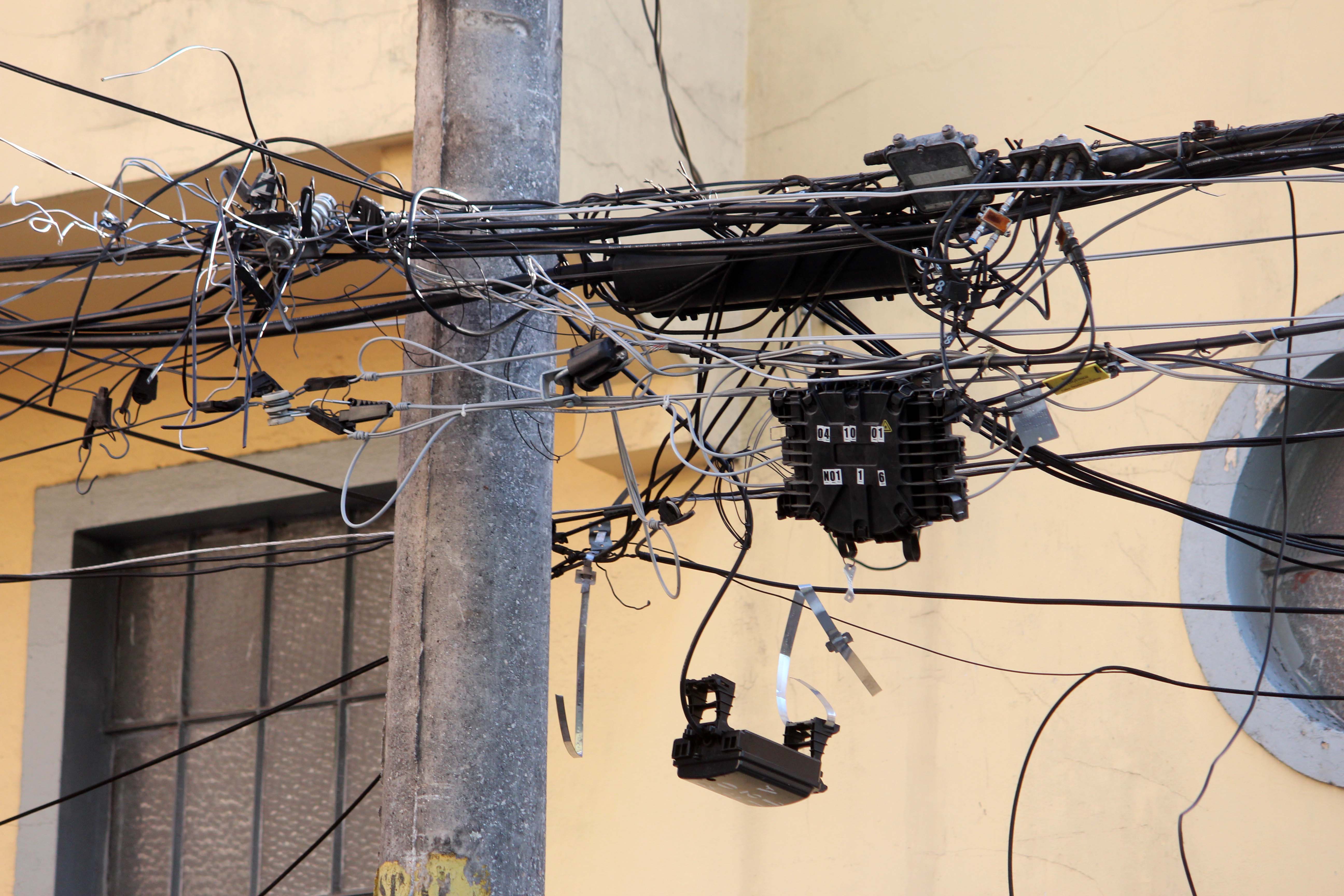 Emaranhado de fios está em muitas cidades brasileiras, como a de São Paulo. Foto: Beatriz Arruda -Seesp