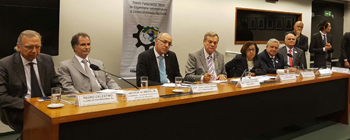 Reunião da Frente teve participação em peso de parlamentares, representantes sindicais e empresariais. Foto: Rita Casaro.