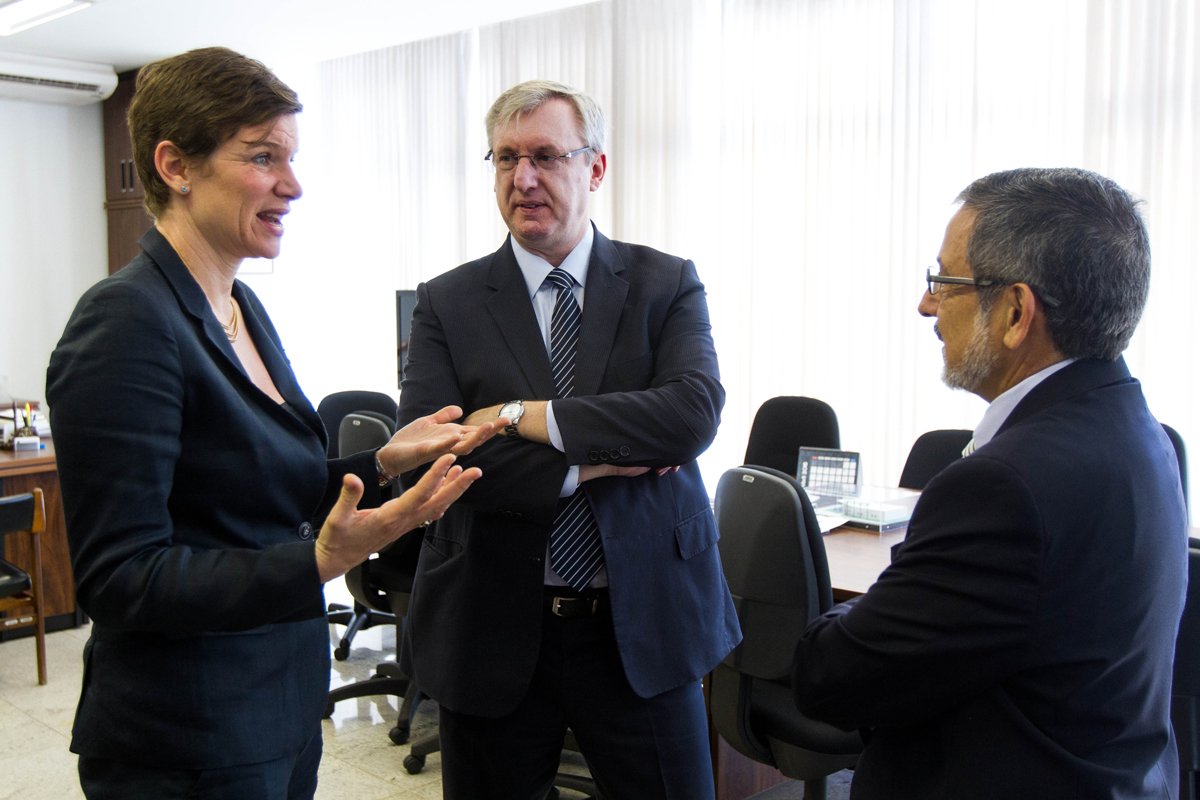 A economista Mariana Mazzucato apresentou os resultados do estudo ao ministro Celso Pansera e ao presidente do CGEE, Mariano Laplane. Foto: Ascom/MCTI