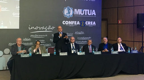 Pinheiro, ao microfone, parabeniza Mútua pelo seminário sobre inovação. Foto: Paula Bortolini