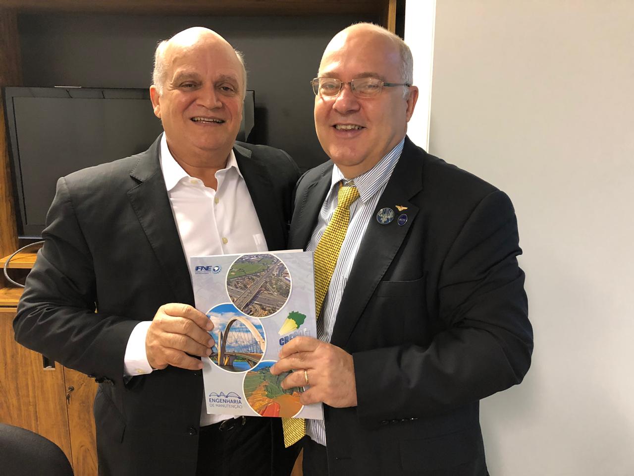 Maurício Panzini recebe a publicação Cresce Brasil das mãos do presidente Murio