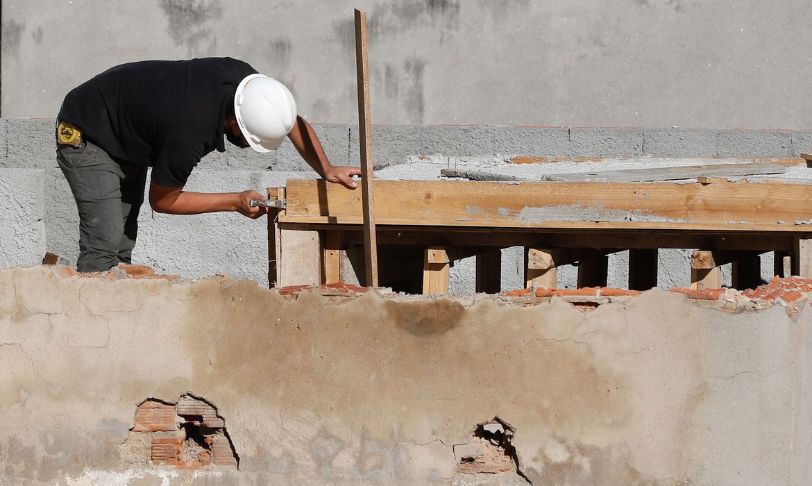 Obra em escola [Fernando Frazão, Agência Brasil]