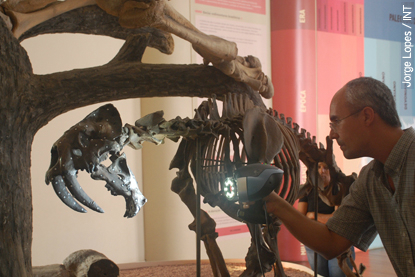 Pesquisador do INT produz replicas e imagens 3D de pecas do acervo do Museu Nacional