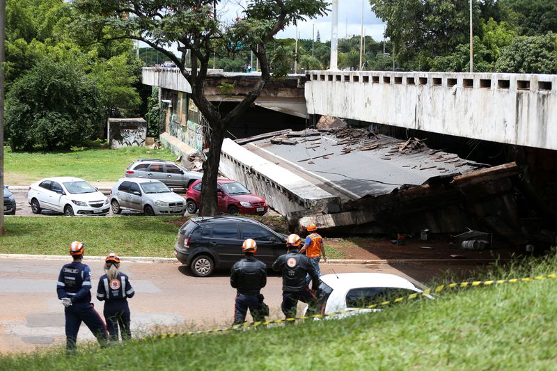 Parte de viaduto do eixo rodoviário de Brasília desabou nesta terça-feira (6).