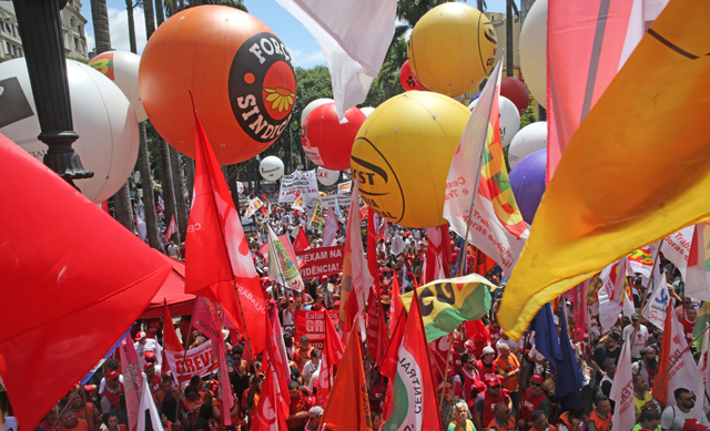 Centrais reúnem mais de 10 mil pessoas na Praça da Sé em São Paulo./ Agêbcua Sindical