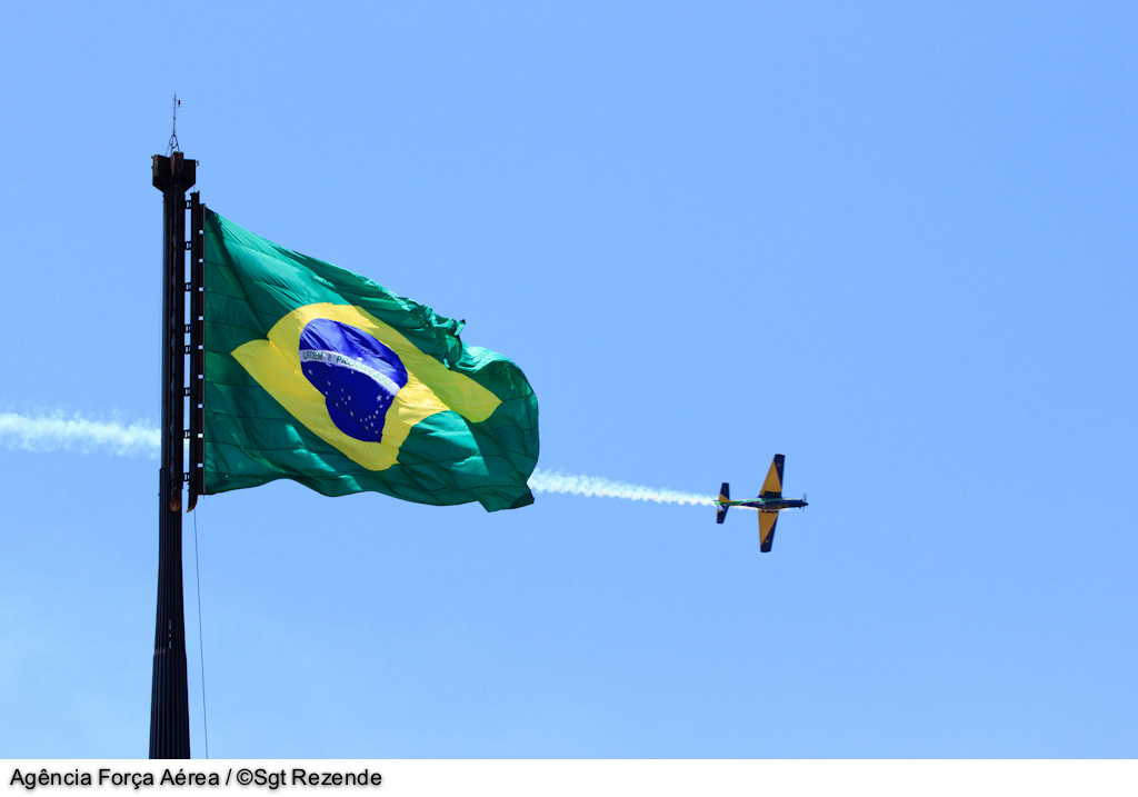 Bandeira nacional e esquadrilha