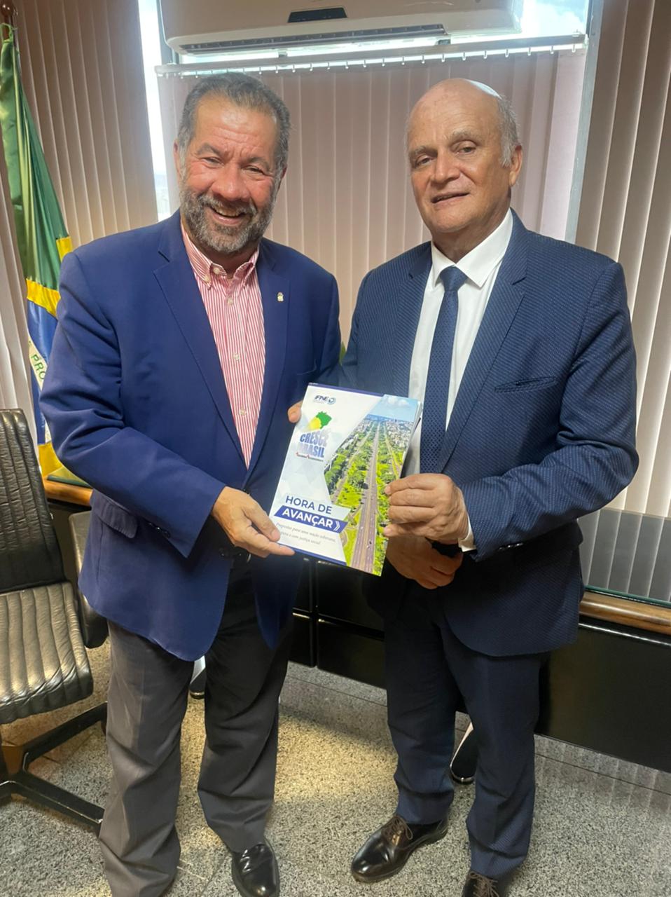 Murilo entrega revista Cresce Brasil ao ministro Carlos Lupi