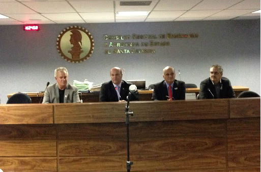 Mesa da palestra (da esquerda para a direita): Abelardo Pereira Filho, vice-presidente da Associação Catarinense de Engenharia e coordenador dos diretores regionais do Crea-SC; Carlos Alberto Kita Xavier, presidente do Crea-SC; Murilo Pinheiro, presidente da FNE; e Carlos Abraham, vice-presidente da FNE e diretor do Senge-SC / Foto: Paula Bortolini