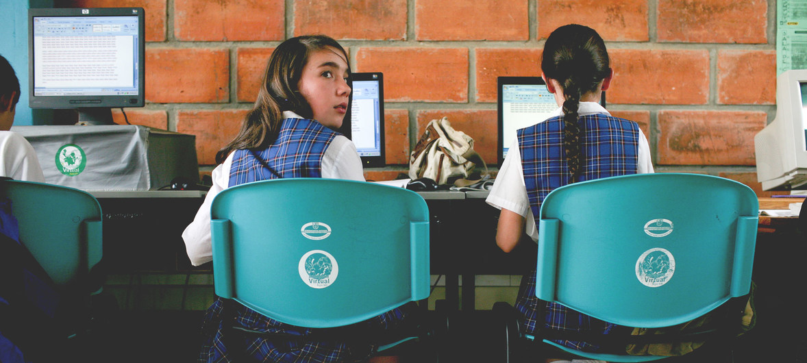 Crianças em computadores em escola rural de Antioquia, Colombia. Banco Mundial/Charlotte Kesl 