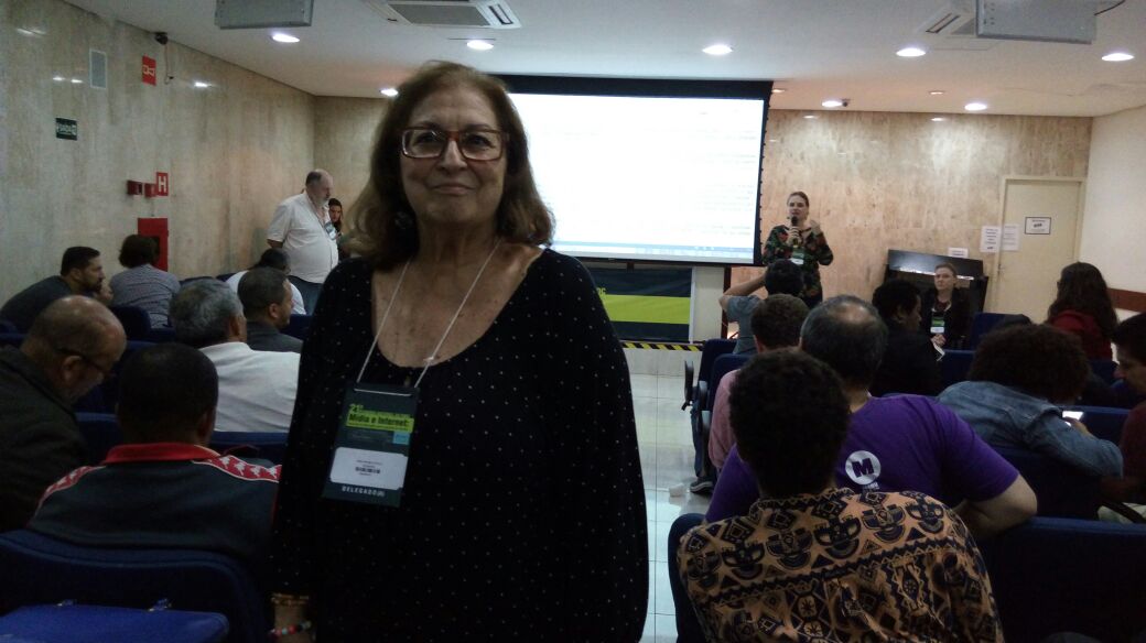 Gilda Almeida no seminário FNDC