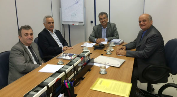 Murilo Pinheiro (à dir.) reafirma necessidade da valorização profissional dos engenheiros da EMTU ao presidente da empresa (ao centro)/Foto: Karen Blanco