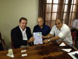 O governador do Acre, Tião Viana, recebe do presidente da FNE, Murilo Pinheiro, e do presidente do Senge Acre, Sebastião Fonseca, as propostas do novo Cresce Brasil