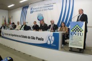 Pinheiro, presidente da CNTU, abre os trabalhos do dia 22 (Foto: Beatriz Arruda)