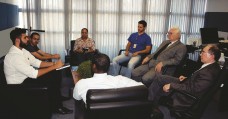 Valdivino Júnior/AEB – Da esquerda para a direita: Renan Felipe Nogueira e Pedro Henrique Nogueira, engenheiros de energia; Adriana Correa, coordenadora; Felipe Iglesias, engenheiro eletrônico; Presidente da AEB, José Raimundo Coelho e diretores da Agênci