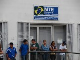 Porta de gerência regional do MTE. Foto de Jaime Batista da Silva