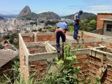 Derrubada de construção irregular no Morro do Pereirão/RJ. Foto: Divulgação/Seop