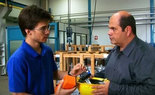 Pedro Schaitl Souza é aluno do curso de Engenharia Elétrica e Anderson Cereza, engenheiro eletricista