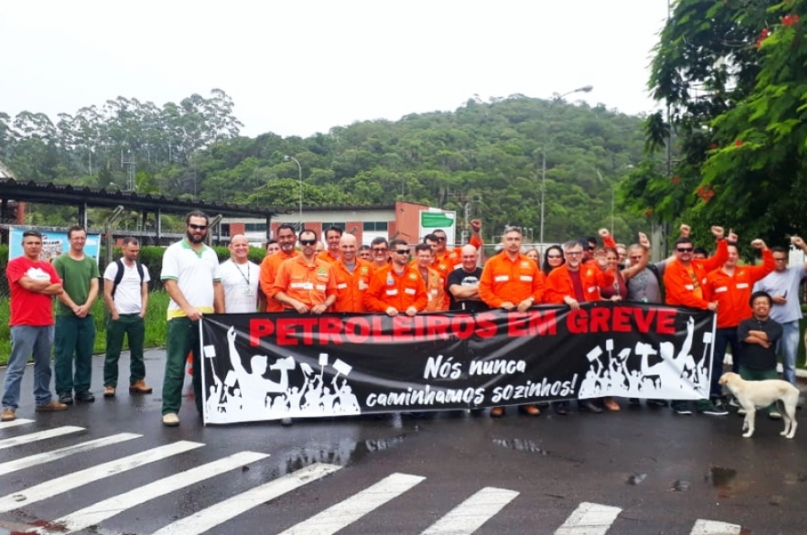 Petroleiros do Terminal Terrestre da Transpetro em Itajaí (TEJAÍ), Santa Catarina, aderiram à greve em assembleia extraordinária na manhã desta terça-feira (04)