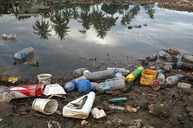 A poluição provocada pelos plásticos é uma tragédia ambiental global que contamina o solo e os mares - Photo: Martine Perret/ONU Meio Ambiente