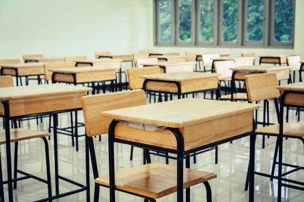 sala de aula ou escola sala de aula vazia com mesas cadeira de madeira de ferro para estudar aulas no ensino medio 4236 1598