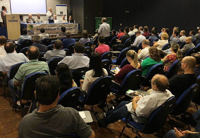 O presidente do SEESP, Murilo Pinheiro, fala sobre a importância da Engenharia de Manutenção, na abertura do evento em Bauru. Foto: Paula Bortolini