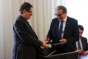 Reitor da UFRJ, Roberto Leher, e o reitor da U.Porto, Sebastião de Azevedo, firmam parceria de revalidação de diplomas. Foto: Universidade do Porto