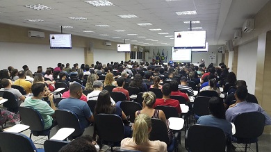  Público lota auditório em palestra de abertura proferida por Marcellie Dessimoni. Foto: Divulgação.