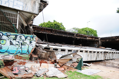 Trecho do viaduto após desabamento